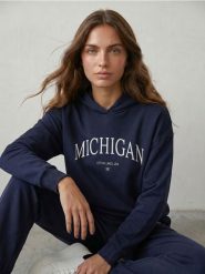 Bluza hoodie z napisem Michigan - granatowy. Niebieskie bluzy damskie Sinsay, l, bez wzorów, bez kaptura. Za 39.99 zł.