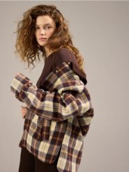 Kurtka shacket z kołnierzykiem - wielobarwny. Kurtki damskie Reserved, l, bez wzorów, z tkaniny, bez kaptura. Za 259.99 zł.