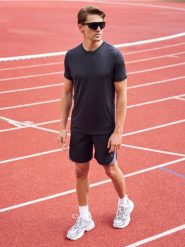 Szorty sportowe - czarny. Czarne krótkie spodenki sportowe męskie Sinsay, l, bez wzorów, z materiału. Za 25.99 zł.