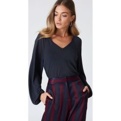 Filippa K Bluzka z dekoltem V - Black. Bluzki damskie marki Filippa K. W wyprzedaży za 263.47 zł.