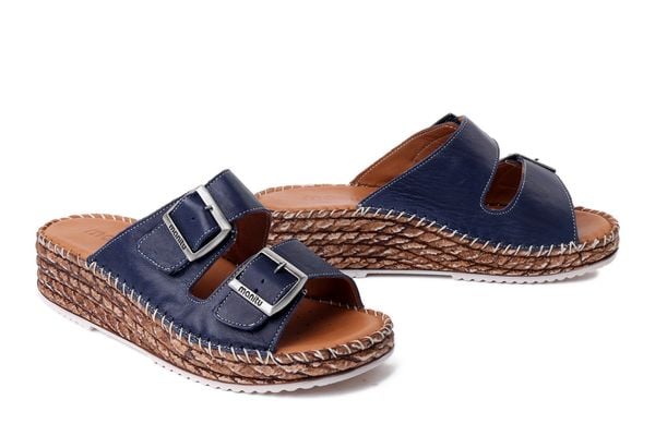 MANITU 900183-05 blau, klapki damskie. Niebieskie klapki damskie Manitu, bez wzorów, ze skóry, bez obcasa. Za 215.92 zł.