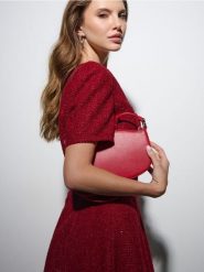 Torebka hobo z imitacji skóry - czerwony. Czerwone torebki do ręki damskie Sinsay, bez wzorów, ze skóry, bez dodatków. Za 39.99 zł.