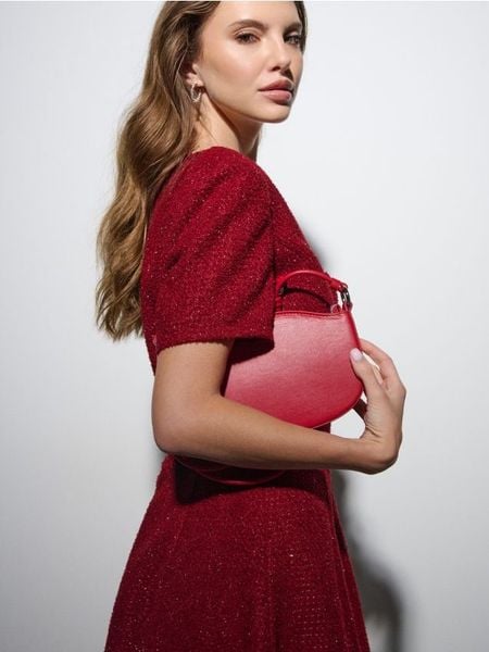 Torebka hobo z imitacji skóry - czerwony. Czerwone torebki do ręki damskie Sinsay, bez wzorów, ze skóry, bez dodatków. Za 39.99 zł.