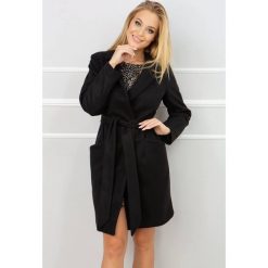 Płaszcz wiązany paskiem halie. Czarne płaszcze damskie Jestes Modna, z materiału, eleganckie. W wyprzedaży za 209.00 zł.
