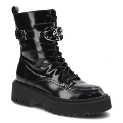 Botki damskie Chebello, cholewka wykonana ze skóry naturalnej lakierowanej sznurowanie z przodu pasek z metalowym łańcuchem zapięcie na klamrę i suwa. Czarne paski damskie CheBello, bez wzorów, z lakierowanej skóry, eleganckie. Za 325.00 zł.