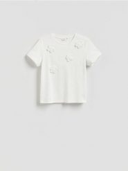 T-shirt z kwiatową aplikacją - złamana biel. T-shirty damskie Reserved, l, z aplikacjami, z bawełny, bez kołnierzyka. Za 79.99 zł.