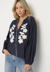 Granatowa Bawełniana Koszula Oversize z Kwiatowym Haftem Lorvesa. Niebieskie bluzki damskie Born2be, l, bez wzorów, z bawełny, eleganckie, bez kołnierzyka, bez ramiączek. Za 119.99 zł.