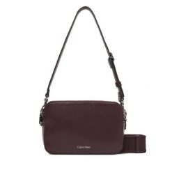 Torebka Calvin Klein. Czerwone torebki do ręki damskie Calvin Klein, bez wzorów, klasyczne, bez dodatków. Za 339.99 zł.
