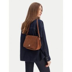 Torebka BOSS. Czarne torebki do ręki damskie Boss, bez wzorów, klasyczne, bez dodatków. Za 424.99 zł.