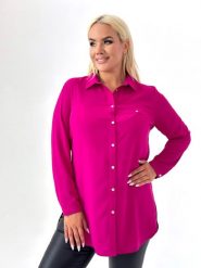Elegancka różowa koszula z kołnierzykiem PLUS SIZE XXL. Czerwone bluzki damskie Nasi partnerzy, plus size, bez wzorów, z poliesteru, eleganckie, bez kołnierzyka, plus size, bez ramiączek. Za 199.90 zł.