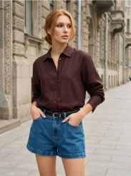 Szorty jeansowe mid waist z paskiem - niebieski. Niebieskie szorty damskie Sinsay, bez wzorów, z jeansu. Za 59.99 zł.