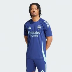 Koszulka Arsenal Tiro 24 Training. Niebieskie koszulki sportowe męskie Adidas, l, z aplikacjami, z materiału, bez kołnierzyka, bez ramiączek, do piłki nożnej. Za 233.75 zł.