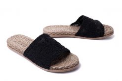 ARTIKER RELAKS 52C1159 czarny, klapki damskie. Czarne klapki damskie Artiker Relaks, bez wzorów, bez obcasa, na obcasie. Za 56.99 zł.
