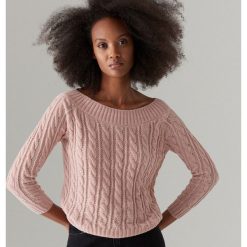 Sweter off shoulder - Różowy. Czerwone swetry damskie Mohito, l, bez wzorów, bez kołnierzyka, bez ramiączek, bez kaptura. Za 89.99 zł.