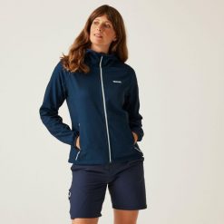 Arec III Regatta damski turystyczny softshell z kapturem. Niebieskie kurtki damskie Regatta, bez wzorów, z softshellu, z kapturem. W wyprzedaży za 199.99 zł.