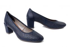 RIEKER 41057-14 blue, czółenka damskie. Niebieskie czółenka damskie Rieker, w ażurowe wzory, bez obcasa, na obcasie, bez zapięcia. Za 289.90 zł.