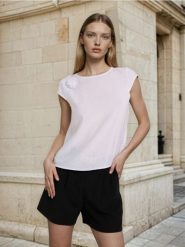 Koszulowa bluzka z kwiatkiem 3D - biały. Białe bluzki damskie Sinsay, l, bez wzorów, bez kołnierzyka, bez ramiączek. Za 39.99 zł.