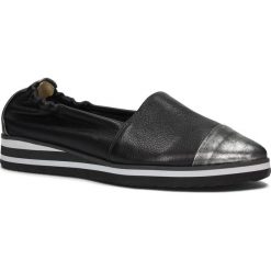 Czarne espadryle na gumowej podeszwie 77L. Czarne espadryle damskie Neścior, bez wzorów, z gumy, sportowe, bez obcasa, bez zapięcia. W wyprzedaży za 149.00 zł.