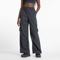 Spodnie damskie New Balance WP43534BK – czarne. Czarne spodnie sportowe damskie New Balance, s, bez wzorów, z materiału. Za 199.99 zł.