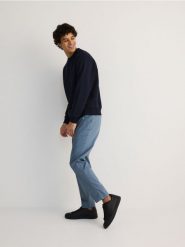 Spodnie chino slim fit - granatowy. Niebieskie spodnie materiałowe męskie Reserved, bez wzorów, z bawełny. W wyprzedaży za 89.99 zł.