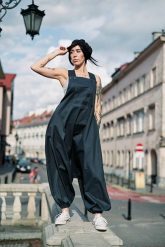 Spodnie damskie Hultaje butelkowozielone. Spodnie materiałowe damskie Hultaj Polski, m, bez wzorów, z bawełny. Za 489.00 zł.