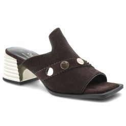 Klapki damskie S.Barski, ze skóry naturalnej zamszowej na stabilnym obcasie z metaliczną wstawką oraz ozdobnym paskiem z nitami, brązowe, CR61-3143. Brązowe klapki damskie S.BARSKI, z aplikacjami, z jeansu, bez obcasa, na obcasie, bez zapięcia. Za 287.90 zł.