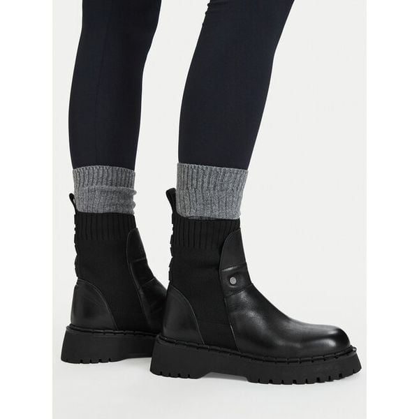 Sztyblety G-Star. Czarne botki damskie G-Star, retro, bez obcasa, na płaskiej podeszwie, bez zapięcia. Za 449.99 zł.