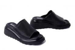 ARTIKER RELAKS 54C0305 czarny, klapki damskie. Czarne klapki damskie Artiker Relaks, bez wzorów, ze skóry, bez obcasa, na koturnie. Za 159.92 zł.