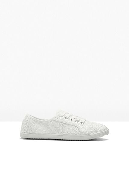 Sneakersy z koronką. Białe obuwie sportowe damskie bonprix, z aplikacjami, z koronki. Za 99.99 zł.