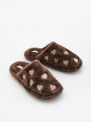 Miękkie kapcie - brązowy. Brązowe kapcie damskie Reserved, bez wzorów. Za 69.99 zł.