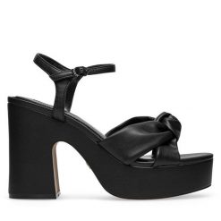 Sandały Nine West. Czarne klapki damskie Nine West, bez wzorów, bez obcasa, na słupku, bez zapięcia. Za 149.99 zł.
