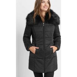 Pikowana kurtka z futerkiem. Czarne kurtki damskie Orsay, z poliesteru. Za 239.99 zł.