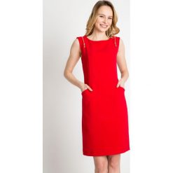 Czerwona sukienka z zamkami na ramionach QUIOSQUE. Sukienki damskie marki QUIOSQUE. W wyprzedaży za 79.99 zł.
