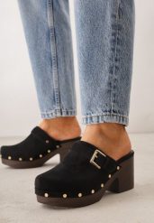 Czarne Klapki Chodaki na Słupku z Cholewką z Nitami i Paskiem z Klamerką Jinnor. Czarne klapki damskie Renee, w ażurowe wzory, boho, bez obcasa, na obcasie. Za 109.99 zł.