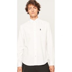 Koszula regular fit - Biały. Białe koszule męskie Reserved. W wyprzedaży za 49.99 zł.