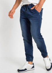 Joggery jeansowe z gumką w talii o kroju regular fit, prosta nogawka. Niebieskie jeansy męskie bonprix. Za 147.99 zł.