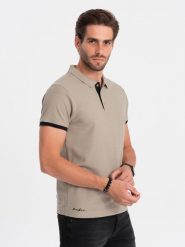 Bawełniana koszulka męska polo z kontrastowymi wykończeniami ciemnobeżowa V5 OM-POSS-0113 XXL. Brązowe koszulki polo męskie Ombre, m, bez wzorów, z bawełny, bez ramiączek. Za 90.76 zł.