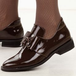 Brązowe lakierowane skórzane Polskie półbuty damskie Deoni D055. Brązowe półbuty damskie Deoni, na jesień, bez wzorów, z jeansu, biznesowe, bez obcasa, na płaskiej podeszwie, bez zapięcia. Za 469.00 zł.