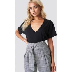 Rut&Circle T-shirt z dekoltem V Clara - Black. T-shirty damskie marki Rut&Circle. Za 72.95 zł.