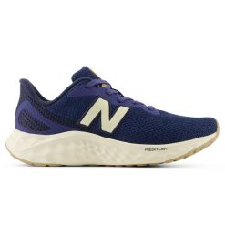 Buty damskie New Balance Fresh Foam Arishi v4 WARISRD4 – granatowe. Niebieskie obuwie sportowe damskie New Balance, bez wzorów, z materiału, do biegania. Za 449.99 zł.