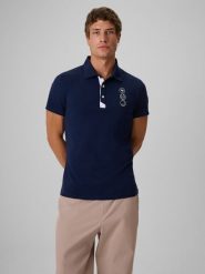 4F Koszulka polo regular męska - granatowa S. Niebieskie koszulki polo męskie 4f, m, bez wzorów, z bawełny, klasyczne, bez ramiączek. Za 129.99 zł.