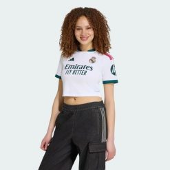 Skrócona koszulka podstawowa Real Madryt 26/27. Białe koszulki sportowe damskie Adidas, l, bez wzorów, z dzianiny, bez kołnierzyka, bez ramiączek, do piłki nożnej, climacool (adidas). Za 369.00 zł.