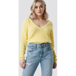 NA-KD Sweter z głębokim dekoltem V - Yellow. Swetry damskie marki NA-KD. Za 121.95 zł.