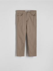 Bawełniane spodnie slim fit - brązowy. Brązowe spodnie materiałowe męskie Reserved, l, bez wzorów, z bawełny. W wyprzedaży za 89.99 zł.