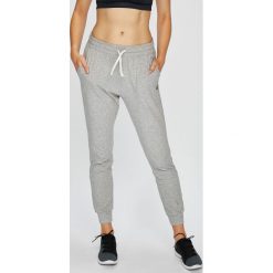 Reebok - Spodnie. Szare spodnie sportowe damskie Reebok, z bawełny. W wyprzedaży za 149.90 zł.