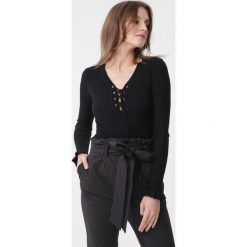 Czarny Sweter Reign. Czarne swetry damskie Born2be, l, bez wzorów, bez kołnierzyka, bez ramiączek, długie, bez kaptura. Za 69.99 zł.