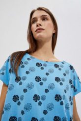 T-shirt z nadrukiem błękitny. Niebieskie bluzki damskie MOODO, bez wzorów, z bawełny, bez kołnierzyka. W wyprzedaży za 29.99 zł.