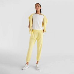 Koszulka sportowa damska O'neill Essentials. Białe koszulki sportowe damskie O'Neill, l, bez wzorów, z bawełny, bez kołnierzyka, bez ramiączek. Za 138.99 zł.