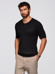 T-shirt męski dzianinowy z guzikami przy dekolcie – czarny V2. Czarne t-shirty męskie Ombre Clothing, m, bez wzorów, z dzianiny, casualowe, bez kołnierzyka. Za 159.99 zł.