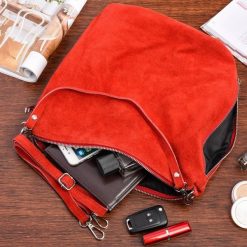Torebka Listonoszka Skórzana Zamsz pasek suwak czerwona W17. Czerwone paski damskie bez wzorów, z zamszu. Za 139.99 zł.